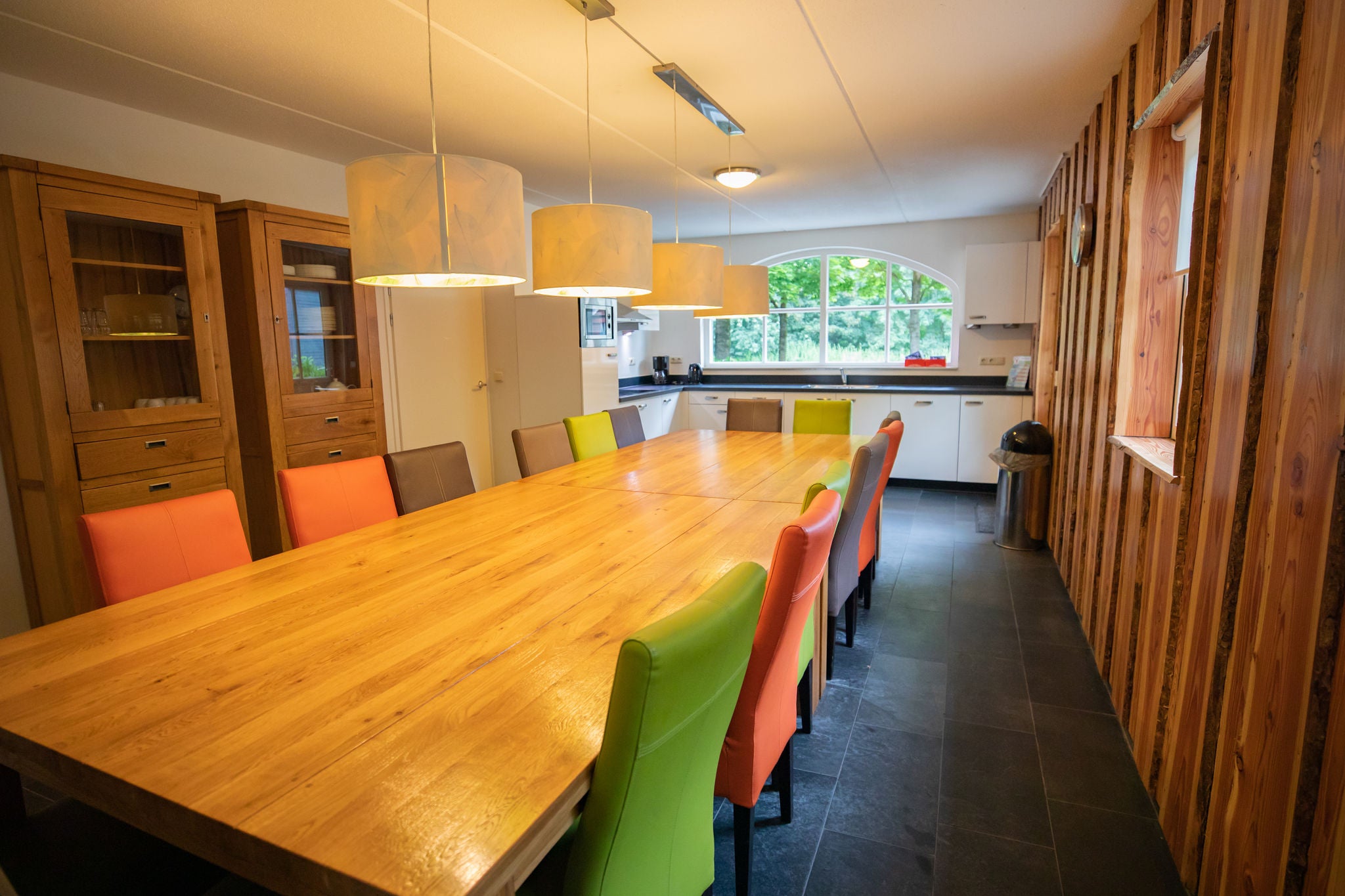 De keuken en woonkamer van Villa Walibi - groepsaccomodatie in Walibi