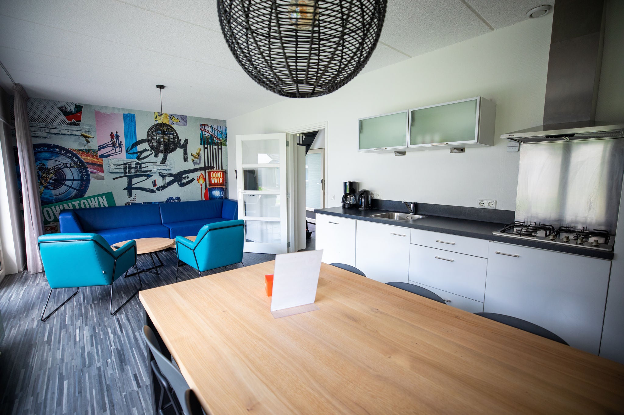 De keuken en woonkamer van het 8-persoons vakantiehuisje.