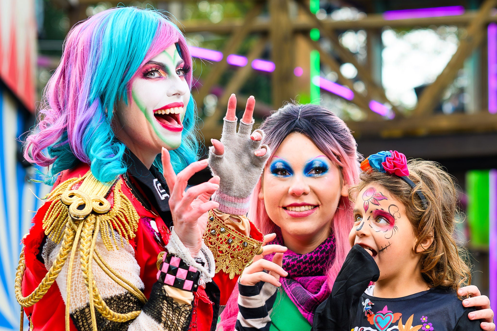 Verken het Festival of Freaks, ontmoet Daysee en help met het kraken van de monstercode