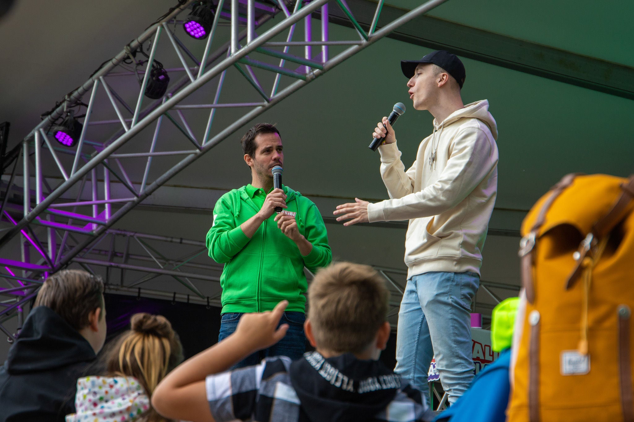 Paraduze auf der Hauptbühne bei Walibi Play.
