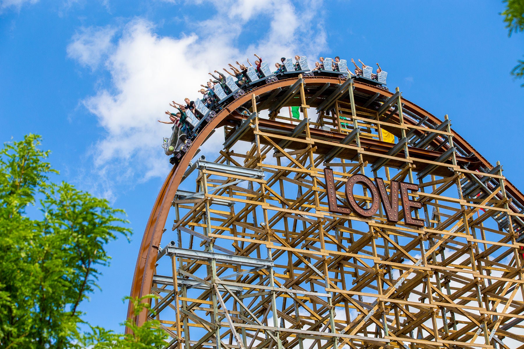 Samen met het hele gezin een ritje in de achtbaan UNTAMED in het pretpark Walibi Holland.