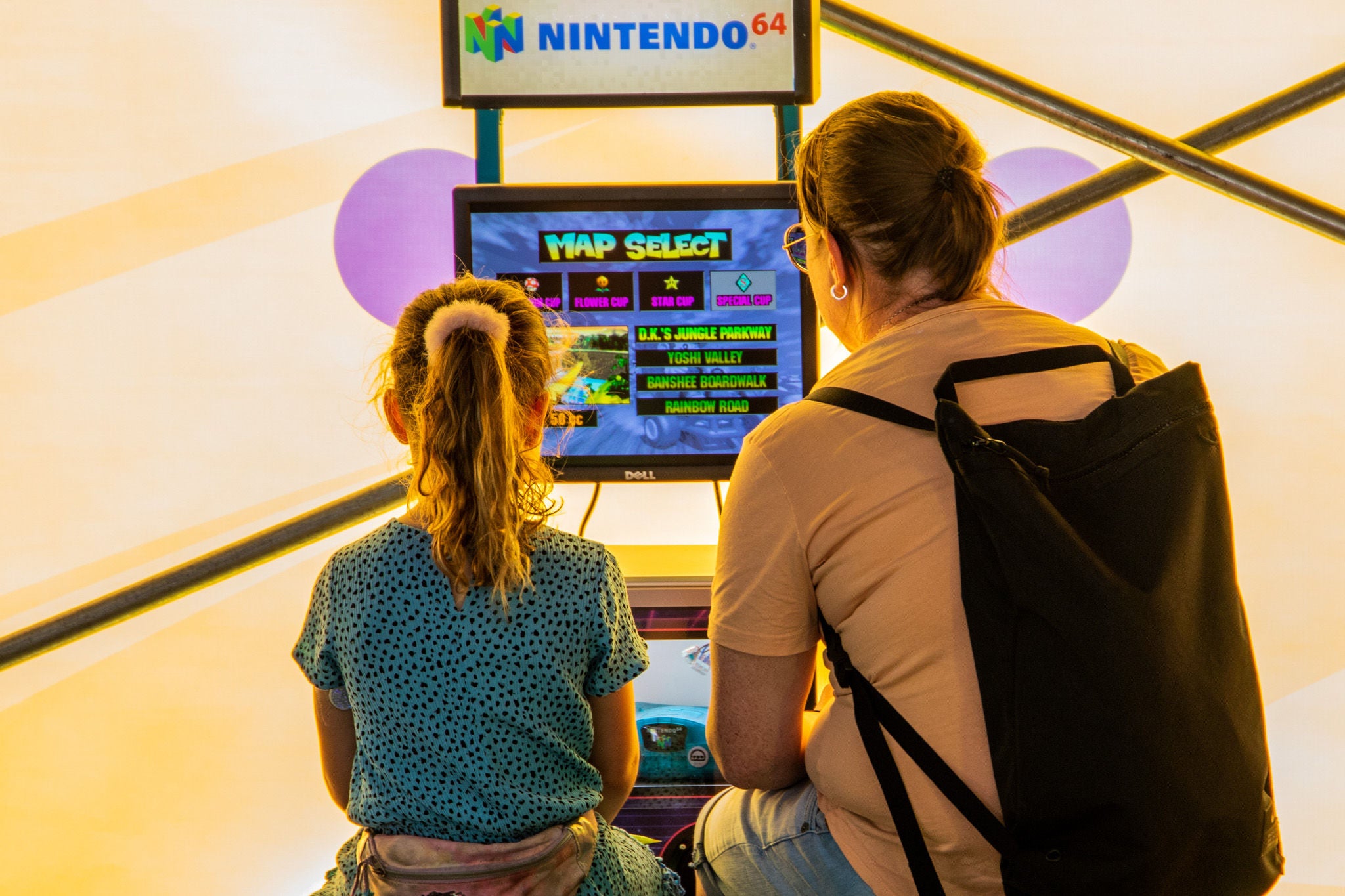 Ouder en kind aan het gamen tijdens Walibi Play