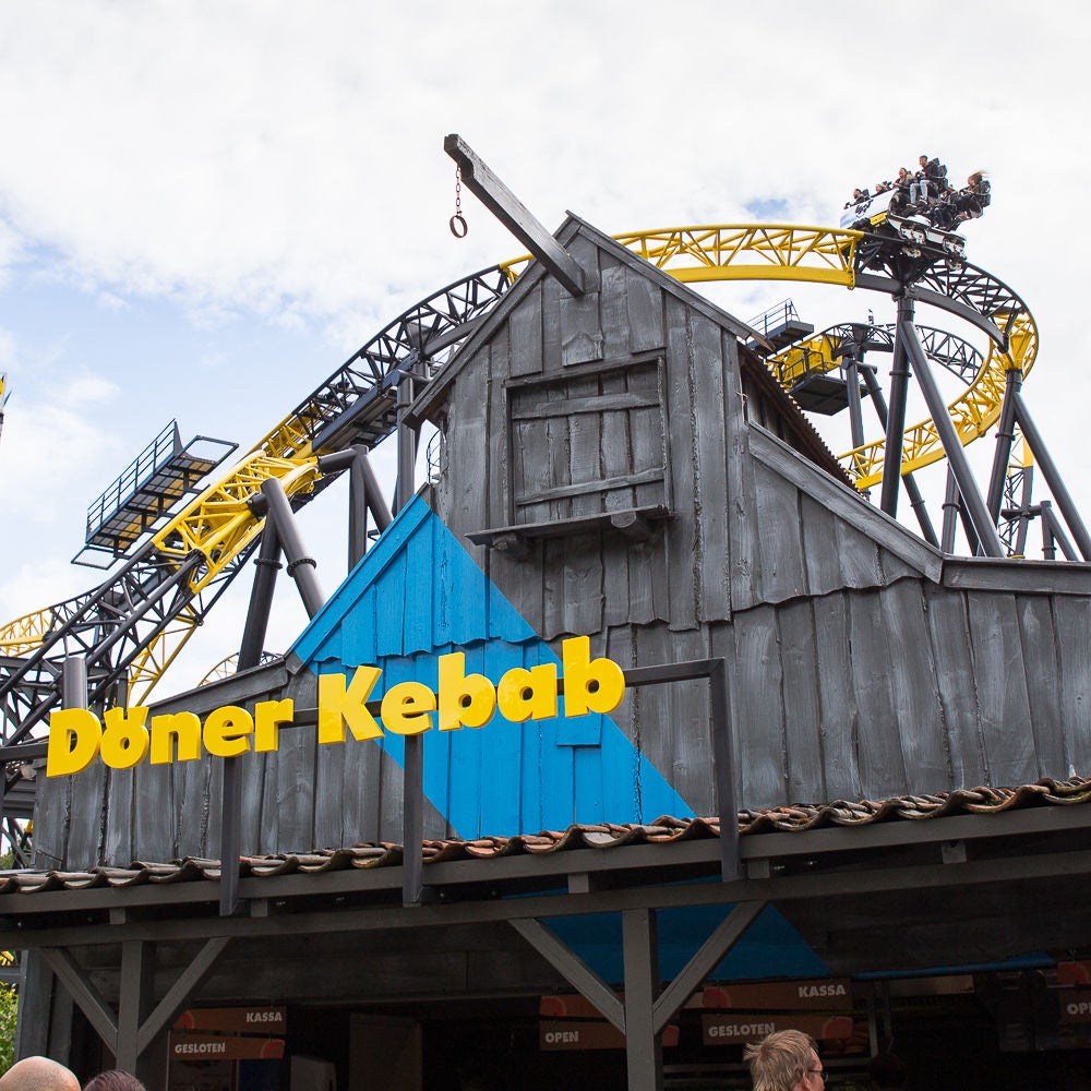 Vorderseite eines Döners in Walibi Holland mit verlorener Schwerkraft im Hintergrund