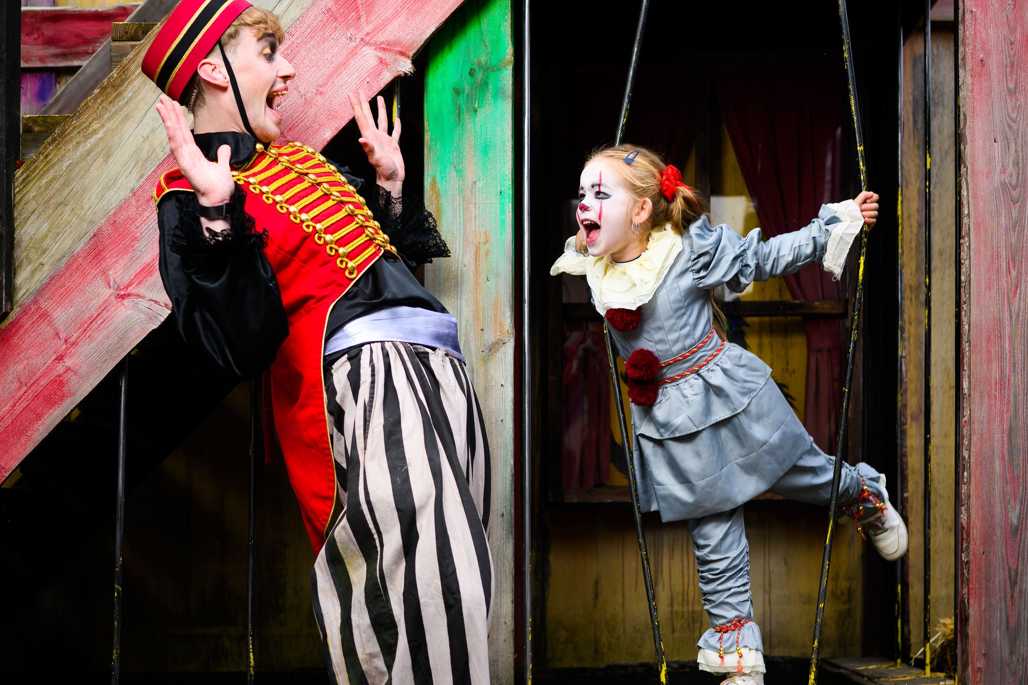 Ontmoet verschillende freaks tijdens Halloween Spooky Days.