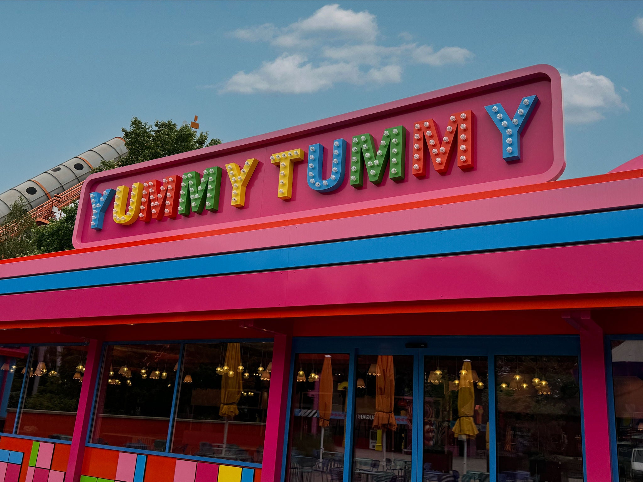 De gevel van restaurant Yummy Tummy.