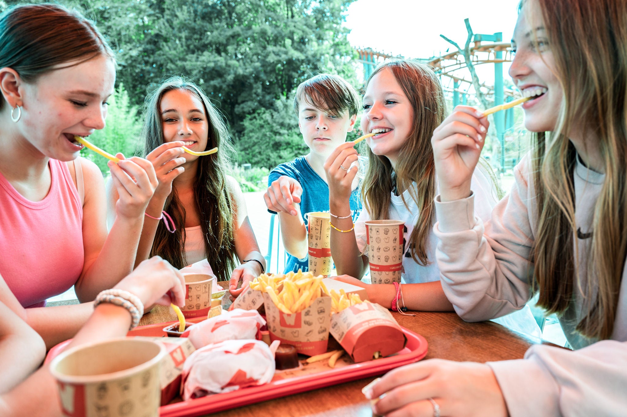 Samen met je jeugdgroep hardgaan in Walibi.