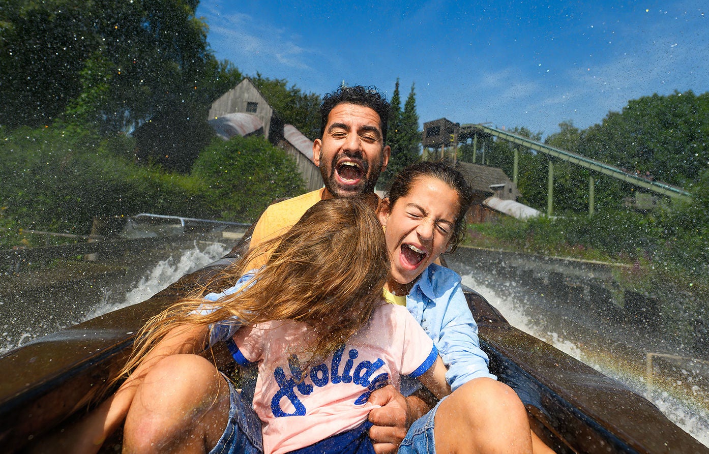 Kom jij droog uit deze boomstam attractie in het attractiepark Walibi Holland?