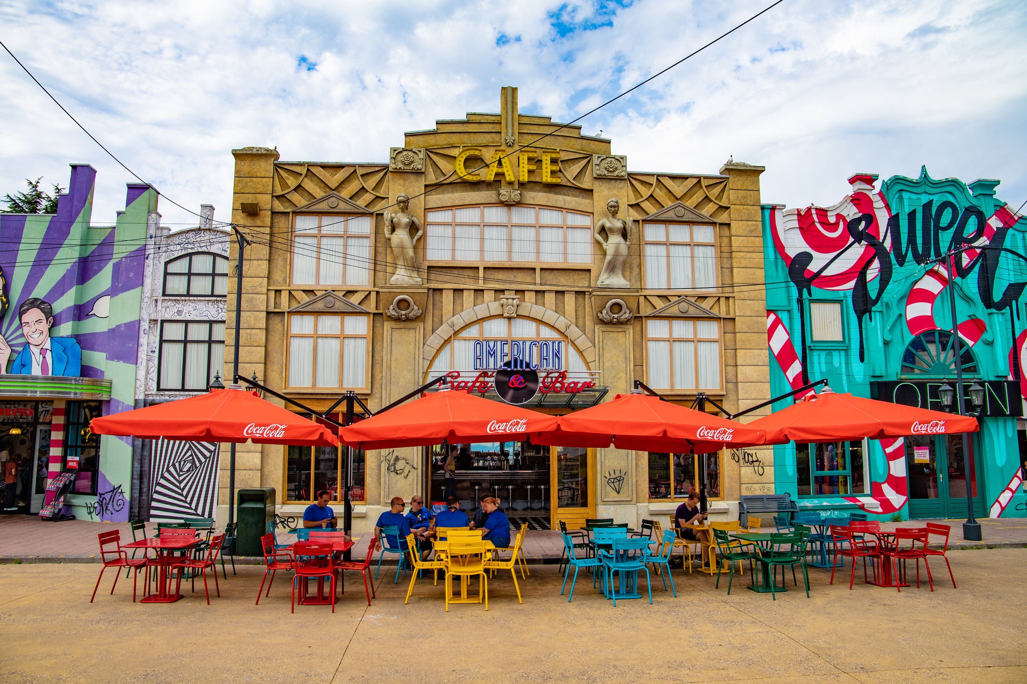 Een vooraanzicht van het American Café in Walibi