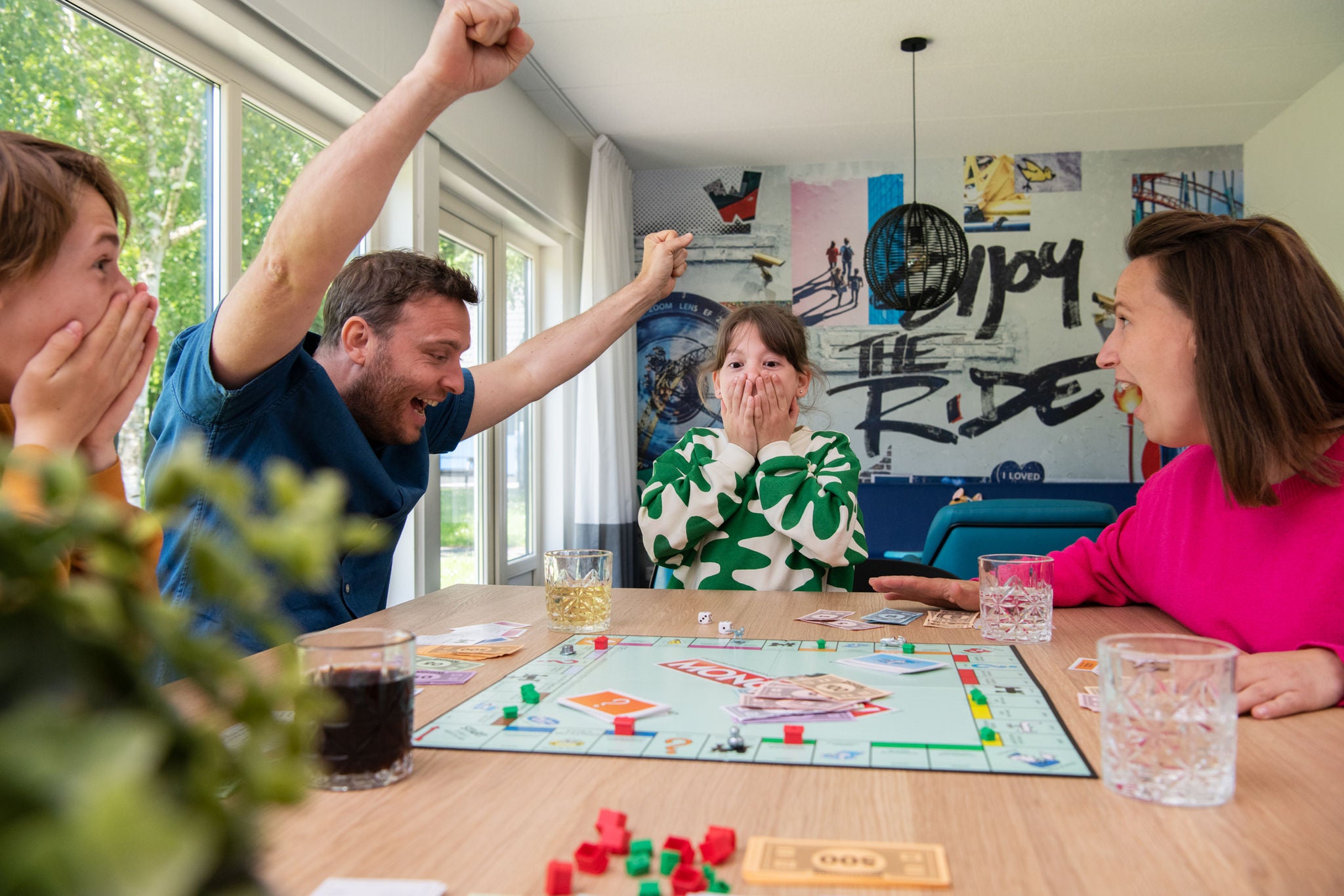 Samen een spel spelen in de groepsaccomodatie.