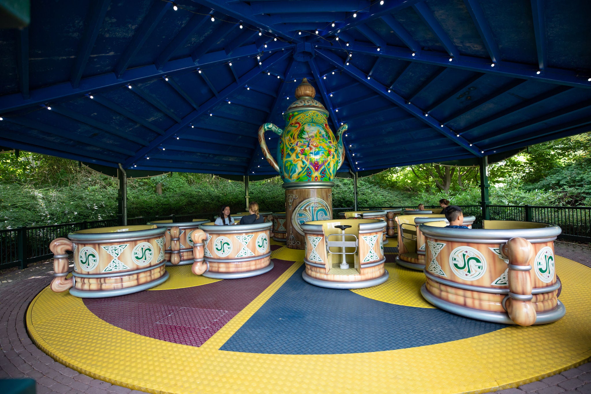 Genießen Sie gemeinsam die Teetassen bei Walibi Holland.
