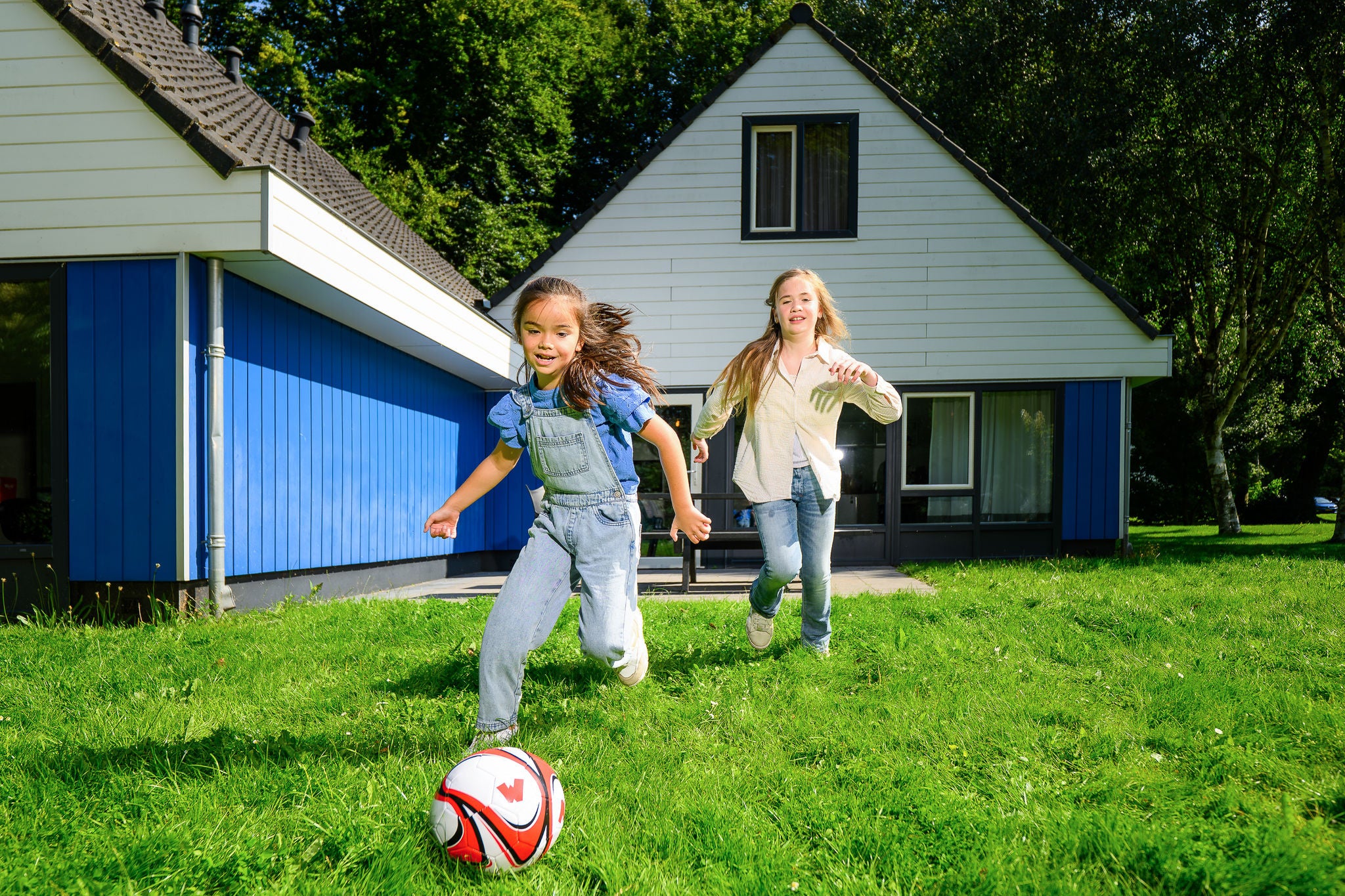 De buitenkant van een 8 persoons huisje in Walibi Village - attractiepark met overnachting.