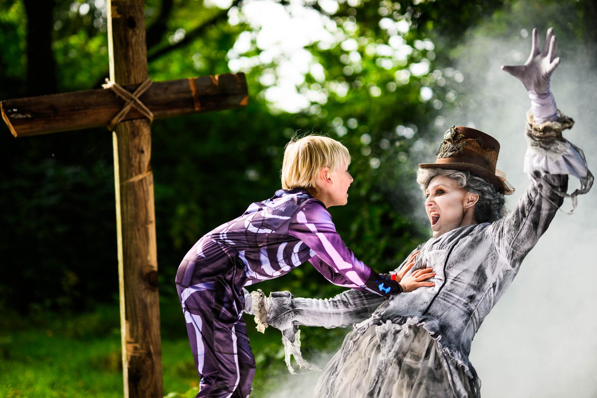 Come and enjoy spooky fun in the different scare zones during Halloween Spooky Days. Duits: Komm und grusle dich in den verschiedenen Gruselzonen während der Halloween Spooky Days.